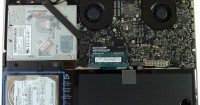 Unten links (farblich markiert) liegt die Festplatte im Macbook Pro (c) dk